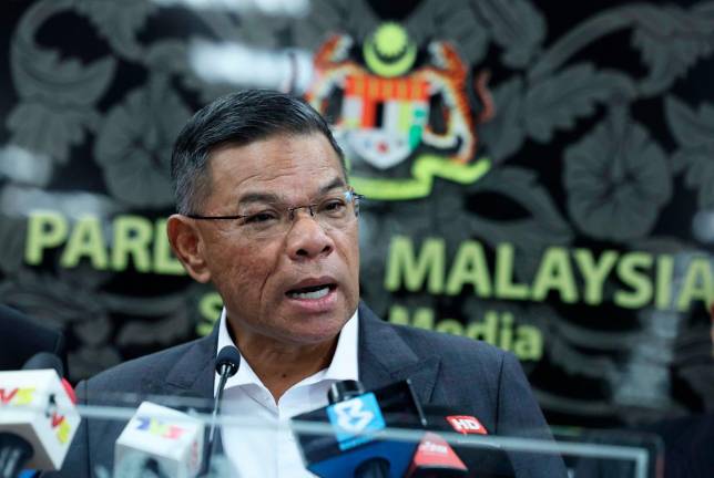 Menteri Dalam Negeri Datuk Seri Saifuddin Nasution Ismail bercakap pada sidang media di Bangunan Parlimen hari ini. - Bernama