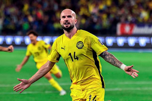 Penyerang Harimau Malaya Joao Figueiredo meraikan gol pertama jaringannya pada Perlawanan Persahabatan Tier 1, menentang Palestin, di Stadium Sultan Ibrahim semalam. - Bernama