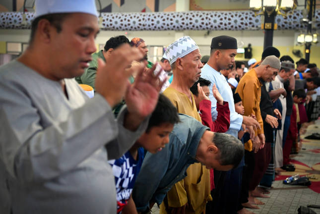 Jemaah menunaikan solat hajat khas selepas solat fardu Jumaat ketika tinjauan di Masjid Kampung Raja Uda, Pelabuhan Klang hari ini.