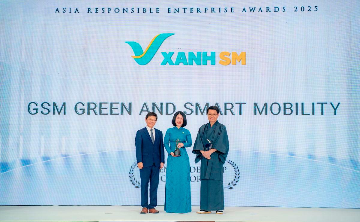 Ms. Phan Thi Hong Dung – Director of Training and Culture Development at GSM (center) represented the company to receive the award at the event.