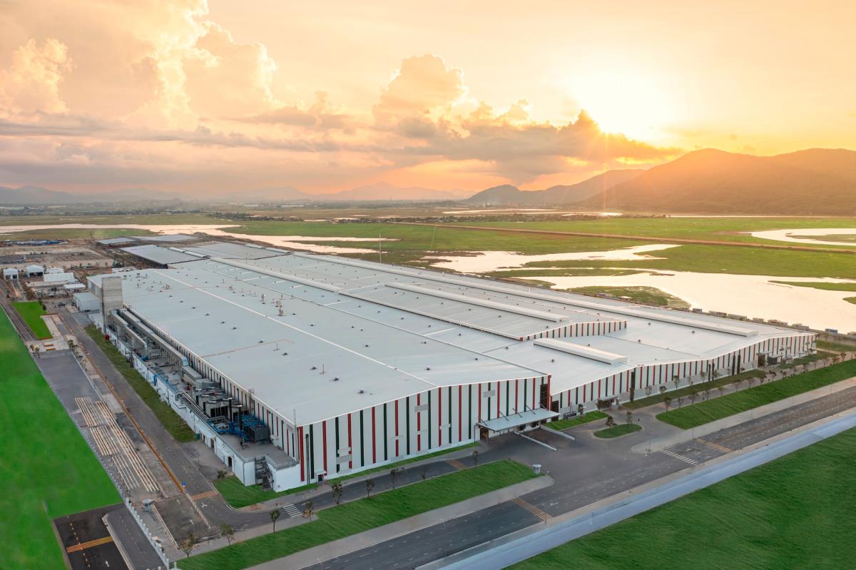 The VinFast electric vehicle manufacturing plant in Hà Tĩnh, located in the Vũng Áng Economic Zone, commenced operations in less than seven months since the project was initiated. Covering an area of 360,000 square meters, the plant has an annual production capacity of 200,000 vehicles. $!The VinFast electric vehicle manufacturing plant in Hà Tĩnh, located in the Vũng Áng Economic Zone, commenced operations in less than seven months since the project was initiated. Covering an area of 360,000 square meters, the plant has an annual production capacity of 200,000 vehicles.