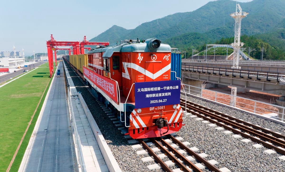 The first train of the sea-rail intermodal service from Yiwu International Hub Port to Ningbo-Zhoushan Port has officially departed.