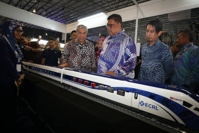 Deputy Prime Minister and Minister of Rural and Regional Development, as well as Chairman of the National TVET Council, Datuk Seri Dr. Ahmad Zahid Hamidi (fourth from right), examines exhibition materials during a visit to the booths at the National Technical and Vocational Education and Training (TVET) Day 2025 celebration at the Melaka International Trade Centre (MITC), Ayer Keroh, today. - BERNAMApix