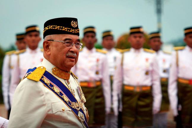 Yang Dipertua Negeri Melaka Tun Mohd Ali Rustam memeriksa perbarisan Kawalan Kehormatan Utama pada Istiadat Penganugerahan Darjah, Bintang dan Pingat Kebesaran Negeri Melaka sempena Sambutan Hari Jadi Ke-76 Yang Dipertua Negeri Melaka di Balai Istiadat Seri Negeri dekat Ayer Keroh hari ini. Bernama