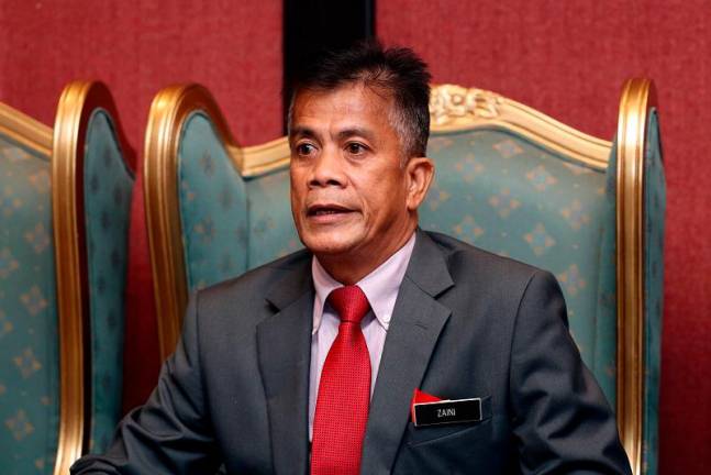 Pengarah Jabatan Kesihatan Negeri Kelantan, Datuk Dr Zaini Hussin. - fotoBERNAMA