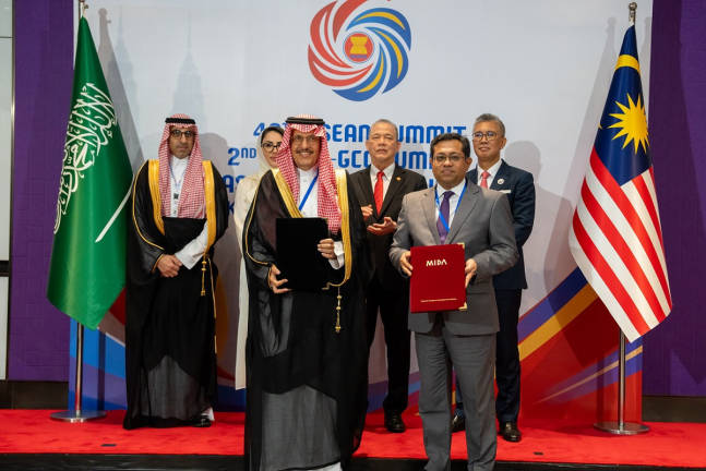 Front row (L-R): Mr. Mohammad Abunayyan, Chairman of ACWA Power Company, and Datuk Sikh Shamsul Ibrahim Sikh Abdul Majid, CEO of MIDA. Back row (L-R): Mr Abdullah bin Zarah, Saudi Arabia’s Deputy Minister for Economic and Development Affairs; Ms Sara Al-Sayed, Saudi Arabia’s Deputy Minister of International Relations at the Saudi Ministry of Investment; Malaysia’s Deputy Prime Minister II and Minister of Energy Transition and Water Transformation, YAB Datuk Seri Haji Fadillah bin Haji Yusof; and YB Senator Tengku Datuk Seri Utama Zafrul Aziz, Malaysia’s Minister of Investment, Trade &amp; Industry. - BERNAMApix