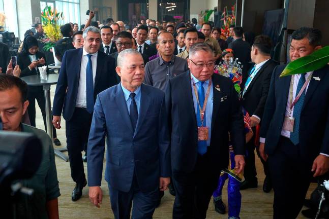 Timbalan Perdana Menteri, Datuk Seri Fadillah Yusof (depan, kiri) diiringi Menteri Pelancongan, Seni dan Budaya, Datuk Seri Tiong King Sing (depan, dua kanan) pada Majlis Perasmian Hari Pelancongan Sedunia 2025 (WTD2025) di Banda Hilir, semalam. - Bernama