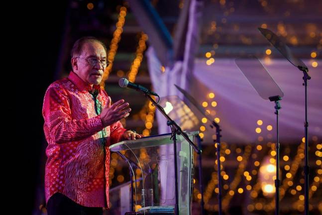 Perdana Menteri Datuk Seri Anwar Ibrahim semasa menyampaikan ucapan pada Majlis Pelancaran Tahun Melawat Malaysia 2026 (TMM2026) di Klebang, semalam. - Bernama