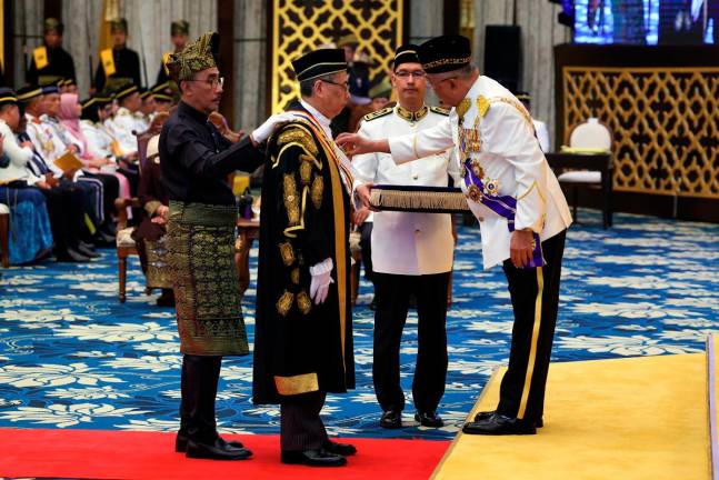 Yang Dipertua Negeri Melaka Tun Mohd Ali Rustam (kanan) mengurniakan Darjah Utama Negeri Melaka (D.U.N.M) yang membawa gelaran Datuk Seri Utama kepada Ketua Hakim Negara Datuk Seri Utama Wan Ahmad Farid Wan Salleh pada Istiadat Penganugerahan Darjah, Bintang dan Pingat Kebesaran Negeri Melaka di Balai Istiadat Seri Negeri dekat Ayer Keroh hari ini. - Bernama