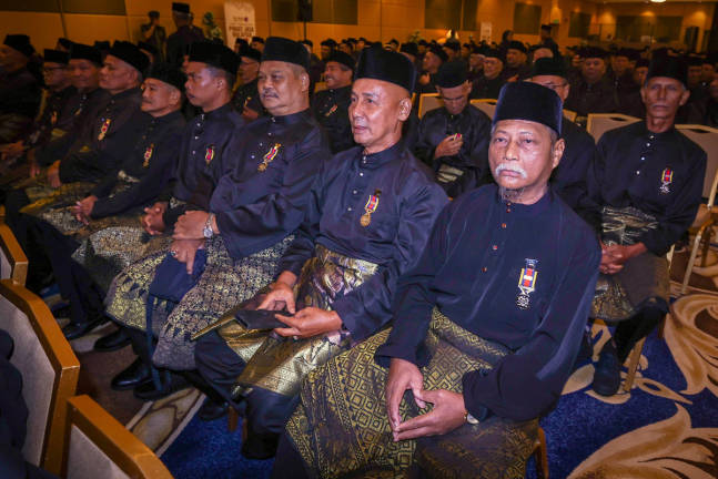 Sebahagian dari 1,000 veteran Angkatan Tentera Malaysia (ATM) telah menerima Pingat Jasa Malaysia (PJM) yang disampaikan oleh Timbalan Menteri Pertahanan Adly Zahari pada majlis Penganugerahan Pingat Jasa Malaysia di Pusat Dagangan Antarabangsa Melaka (MITC), Ayer Keroh, hari ini. - BERNAMApix