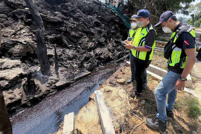 Enforcement officers from the Johor Department of Environment (DOE) conducted air quality monitoring at a lorry and engine oil storage area on Jalan Cenderai, Taman Kota Puteri, Masai during a Bernama survey today. - BERNAMA