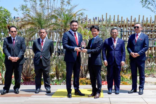Middle left: Tengku Amir Shah presents an award to representatives of Japanese companies in conjunction with Selangor Week at the Malaysia Pavilion, Expo 2025 Osaka.