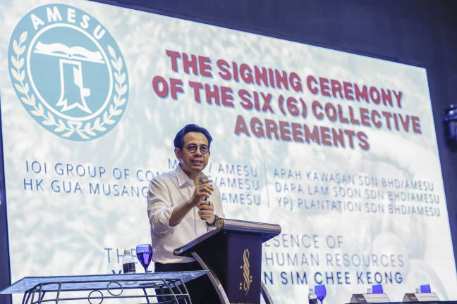 Human Resources Minister Steven Sim delivers a speech at the Signing Ceremony of Six Collective Agreements involving the All Malayan Estates Staff Union (AMESU) and employers in the plantation sector, including the Malayan Agricultural Producers Association (MAPA), IOI Group of Companies, Dara Lam Soon Sdn Bhd, Arah Kawasan Sdn Bhd, HK Gua Musang Sdn Bhd, and YPJ Plantations Sdn Bhd today. - BERNAMA
