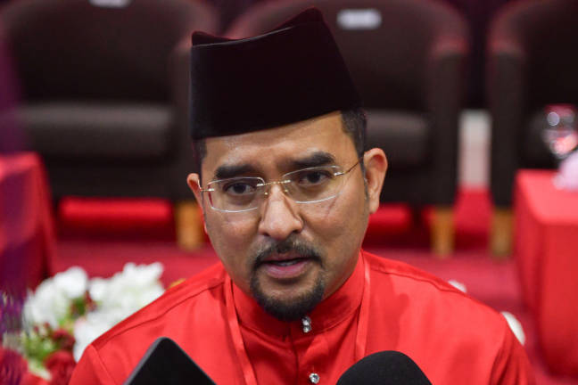 UMNO Secretary-General Datuk Dr Asyraf Wajdi Dusuki speaks to reporters after officiating the 2025 Rantau Panjang UMNO Division Delegates Meeting at the MARA Higher Skills College Hall in Lubok Jong today. - BERNAMA