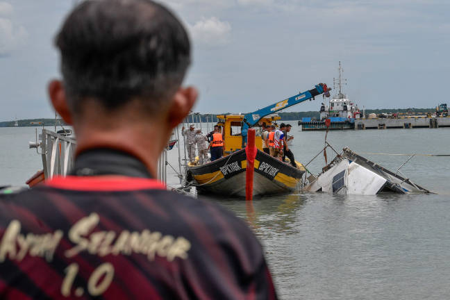 Tiga termasuk seorang kanak-kanak maut selepas bot dinaiki terbalik dalam kejadian di sekitar perairan Tanjung Harapan, Pelabuhan Klang petang semalam. - BERNAMApix