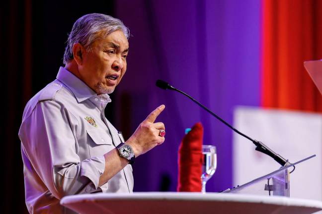 Timbalan Perdana Menteri Datuk Seri Dr Ahmad Zahid Hamidi menyampaikan ucapan pada Program Outreach PuTERA35@Universiti Teknologi Mara (UiTM) Puncak Alam di Dewan Berlian, UiTM Kampus Puncak Alam hari ini. - Bernama