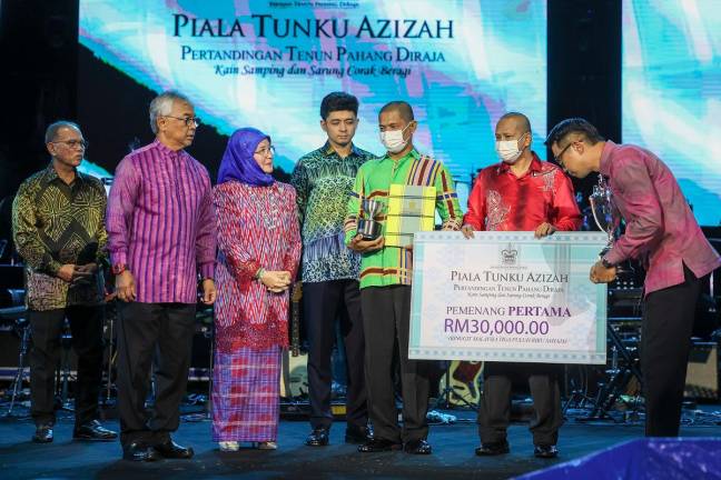 Sultan of Pahang Al-Sultan Abdullah Ri’ayatuddin Al-Mustafa Billah Shah and Tengku Ampuan Pahang Tunku Azizah Aminah Maimunah Iskandariah with the first place winner, Prosek from Penor Prison, at the Tenun Pahang Diraja competition and the opening ceremony of the Temasya Warisan Pahang last night. - Bernama pic