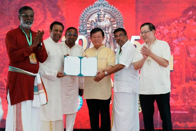 Officiating the motorised lift initiative for Waterfall Hilltop Temple. (From left): Penang Hindu Endowments Board Commissioner chairman Sanisvara Nethaji Rayer Rajaji, HSB executive director Ravindran Menon, Hot Media Sdn Bhd director ⁠Tan Sri N Puvan, Penang chief minister Chow Kon Yeow, Waterfall Hilltop Temple chairman Datuk Seri K Kumarendran and former Penang chief minister ⁠⁠YB Lim Guan Eng.