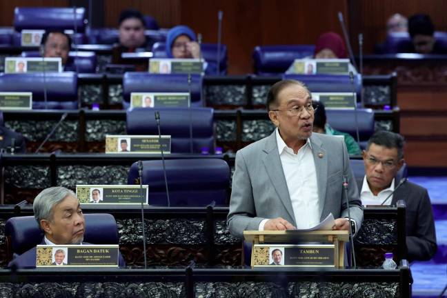 Perdana Menteri Datuk Seri Anwar Ibrahim bercakap pada Mesyuarat Ketiga Penggal Ketiga, Parlimen ke-15 di Dewan Rakyat hari ini. - Bernama