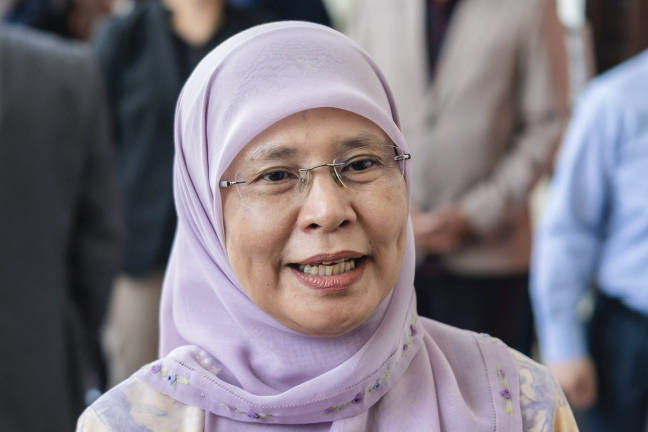 Chief Justice Tun Tengku Maimun Tuan Mat spoke to reporters after the book launch event for ‘Law and Practice of Intellectual Property Law in Malaysia’ at the Asian International Arbitration Centre today. - BERNAMA