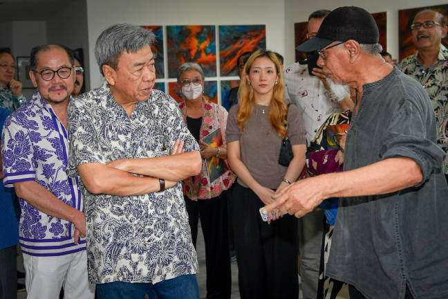 Sultan Selangor Sultan Sharafuddin Idris Shah (dua, kiri) berkenan mendengar penerangan pelukis terkenal Yusof Ghani (kanan) ketika berangkat merasmikan Tapak Galeri Yusof Ghani (TAPAK) di Seksyen 7 di sini hari ini. - BERNAMA