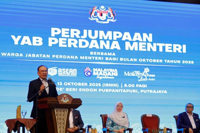 Perdana Menteri Datuk Seri Anwar Ibrahim menyampaikan ucapan pada Majlis Perjumpaan Perdana Menteri Bersama Warga Jabatan Perdana Menteri bagi Bulan Oktober di Puspanitapuri hari ini. Turut sama Ketua Setiausaha Negara Tan Sri Shamsul Azri Abu Bakar (kanan) dan Menteri di Jabatan Perdana Menteri (Wilayah Persekutuan) Datuk Seri Dr Zaliha Mustafa (dua, kanan). - Bernama
