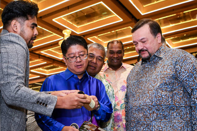 Menteri Kewangan II Datuk Seri Amir Hamzah Azizan (kanan) ketika melawat reruai pameran pada Majlis Pelancaran Inisiatif Belanjawan 2025 kendalian SME Bank di Pusat Dagangan Dunia Kuala Lumpur (WTCKL) hari ini. Turut sama Menteri Pembangunan Usahawan dan Koperasi Datuk Ewon Benedick (dua, kiri) dan Timbalan Menteri Pembangunan Usahawan dan Koperasi Datuk Seri R Ramanan (dua, kanan). - BERNAMA