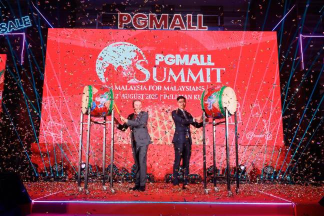Public Gold Group’s founder and executive chairman, Datuk Seri Louis Ng (right) and PGMall’s chief operating officer, Jerry Ng during the launch of the PGMall Summit.