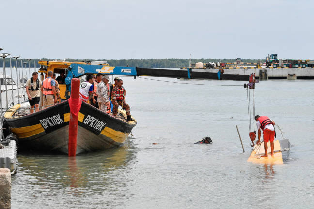 Tiga termasuk seorang kanak-kanak maut selepas bot dinaiki terbalik dalam kejadian di sekitar perairan Tanjung Harapan, Pelabuhan Klang petang semalam. - BERNAMApix