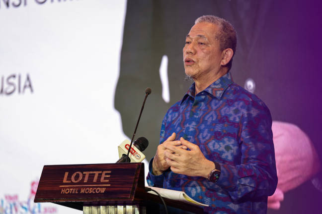 Timbalan Perdana Menteri Datuk Seri Fadillah Yusof merangkap Menteri Peralihan Tenaga dan Transformasi Air berucap pada Majlis Ramah Mesra bersama rakyat Malaysia di Rusia di sini malam tadi. - BERNAMA