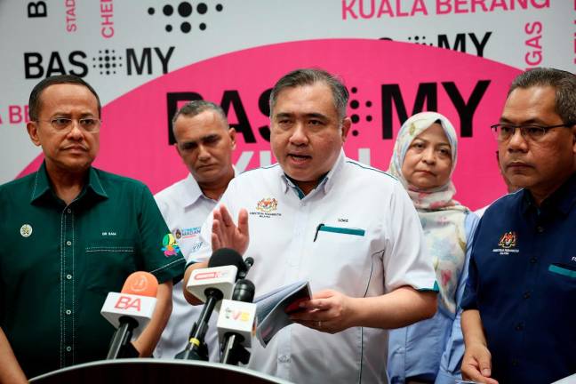 Menteri Pengangkutan, Anthony Loke Siew Fook (tengah), pada sidang media selepas merasmikan Program Transformasi Bas Berhenti-henti BAS.MY Kuala Terengganu di Pasar Kedai Payang hari ini. - Bernama