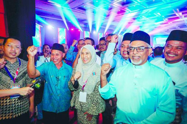 Azmi said one of Nurul Izzah’s immediate priorities should be persuading Rafizi to remain in the Cabinet, a key step in proving she can lead the whole party. – BERNAMApix