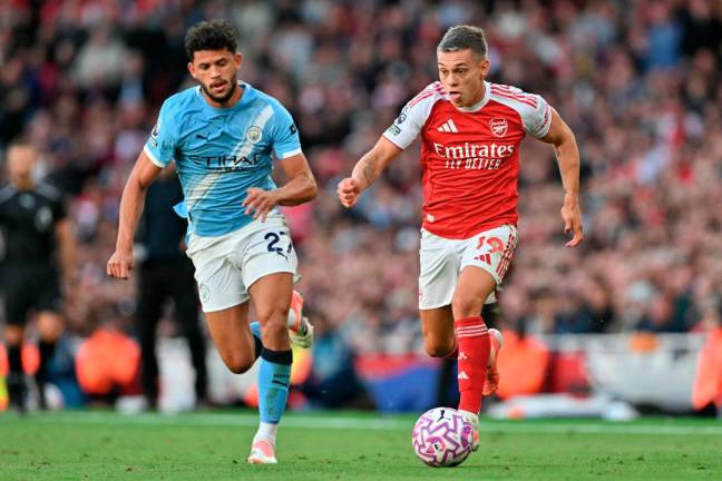 Arsenal’s midfielder Leandro Trossard (R) vies with Manchester City’s Matheus Nunes (L) during the English Premier League football match between Arsenal and Manchester City at the Emirates Stadium in London on September 21, 2025. - AFP
