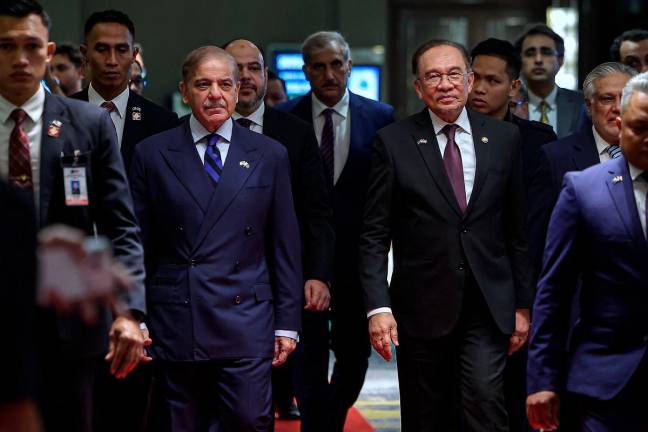 Perdana Menteri Datuk Seri Anwar Ibrahim bersama Perdana Menteri Pakistan Muhammad Shehbaz Sharif tiba di Persidangan Perniagaan dan Pelaburan Pakistan-Malaysia 2025 di sebuah hotel hari ini- BERNAMA