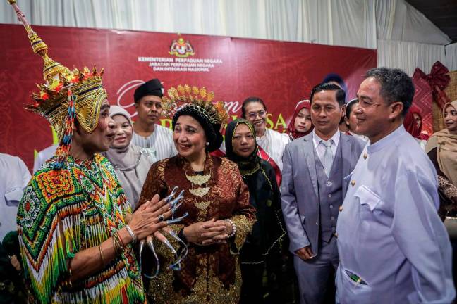 Ketua Setiausaha Kementerian Perpaduan Negara Datuk Haslina Abdul Hamid (dua, kiri) beramah mesra dengan guru dari Bankhuan School Satun, Thailand, yang menyertai Program Intergrasi Pertukaran Pelajar pada Perasmian Program Kembara Bahasa Menjulang Budaya di Sekolah Kebangsaan Kampung Salang malam tadi.
