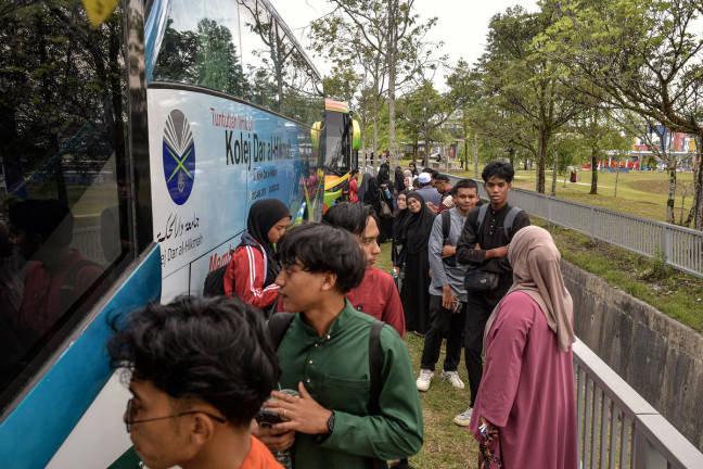 A total of 160 students from Universiti Pendidikan Sultan Idris (UPSI) here have begun their journey to Jerteh, Terengganu, to pay their last respects to the deceased UPSI students. - BERNAMApix