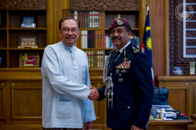 Perdana Menteri, Datuk Seri Anwar Ibrahim, menerima kunjungan hormat Ketua Polis Negara, Tan Sri Razarudin, di Putrajaya. 20 Jun 2025. - (Kredit - Anwar Ibrahim / Facebook)