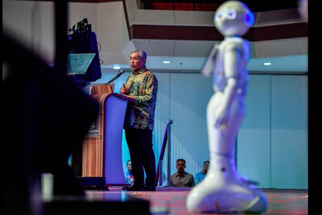 Timbalan Perdana Menteri Datuk Seri Dr Ahmad Zahid Hamidi menyampaikan ucapan perasmian pada Majlis Makan Malam dan Perasmian Pembukaan International Young Future Leaders Summit 2025 (iFUTURE 2025) di Dewan Merdeka Pusat Dagangan Dunia Kuala Lumpur, semalam. - Bernama