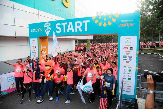 The 5km category of Lotus’s Ceria Charity Run flagged off by Khun Saksit Panurach, Chief Executive Officer (CEO) of Lotus’s Malaysia, accompanied by Lotus’s Malaysia Executive Committee Members, BoBoiBoy and Cookie Guy by Mondelez.