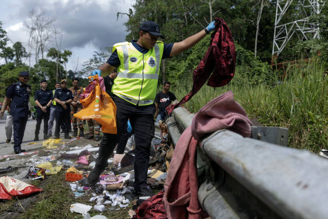 Police personnel are conducting searches for important documents at the accident site. - BERNAMApix