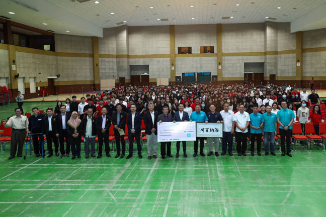 Pengerusi Jawatankuasa Kesihatan dan Alam Sekitar Johor, Ling Tian Soon (depan, enam, kanan) bergambar bersama tetamu yang hadir pada Majlis Penyerahan Cek Yayasan Sultanah Fatimah (YSF) kepada Kolej Universiti Selatan di Dewan Dato’ Seri Joseph Chong hari ini. - BERNAMApix