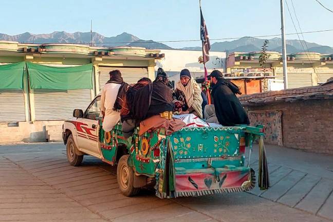 Relatives transport a dead body of a victim who was killed in sectarian attacks in Kurram district at a Shitte Muslim mosque in Parachinar, the mountainous Khyber Pakhtunkhwa province, on November 22, 2024. The death toll from two attacks in northwest Pakistan rose to 43, authorities said on November 22 as they imposed a curfew and suspended mobile service in the remote mountainous district. - Dilawer KHAN / AFPpix