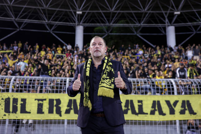 The national team coach, Peter Cklamovski, posed for a photo with the spectators who attended the Tier 1 International Match against Cape Verde at the Kuala Lumpur Football Stadium. - BERNAMApix