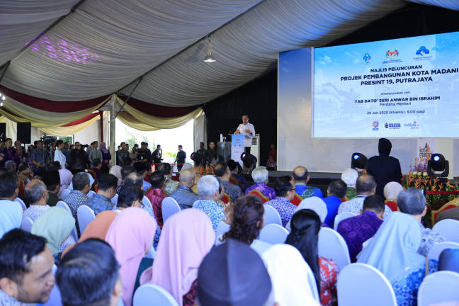 Perdana Menteri Datuk Seri Anwar Ibrahim menyampaikan ucapan pada Majlis Perasmian Projek Pembangunan Kota MADANI di Presint 19 hari ini. - BERNAMA
