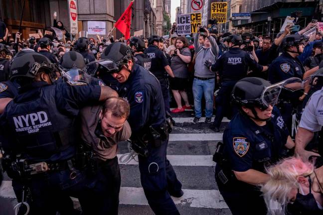NYPD officers make arrests as people protest against deportations and ICE outside of federal buildings on June 10, 2025 in New York City. Federal agents are arresting immigrants during mandatory check-ins, as ICE ramps up enforcement following immigration court hearings. The Trump administration has ordered officials to increase detentions to 3,000 migrants per day. - Adam Gray/Getty Images/AFP