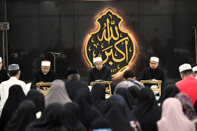 Yasin recital, tahlil and doa selamat led by the Grand Imam of the Sultan Idris Shah II Mosque (Perak State Mosque), Abd Farid Salleh. - BERNAMApix
