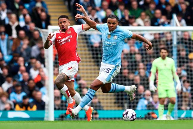 Arsenal’s Gabriel Jesus (left) fights for the ball with Manchester City’s Manuel Akanji during their English Premier League match. – AFPPIX