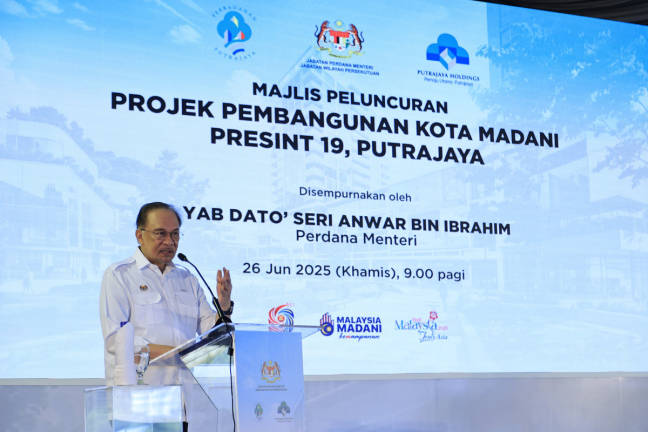 Perdana Menteri Datuk Seri Anwar Ibrahim menyampaikan ucapan pada Majlis Perasmian Projek Pembangunan Kota MADANI di Presint 19 hari ini. - BERNAMA