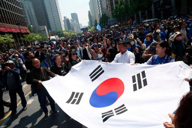 Supporters for Lee Jae-myung, the presidential candidate for South Korea’s Democratic Party, cheers after an election campaign rally in Seoul, South Korea, May 12, 2025. REUTERS/Kim Hong-Ji