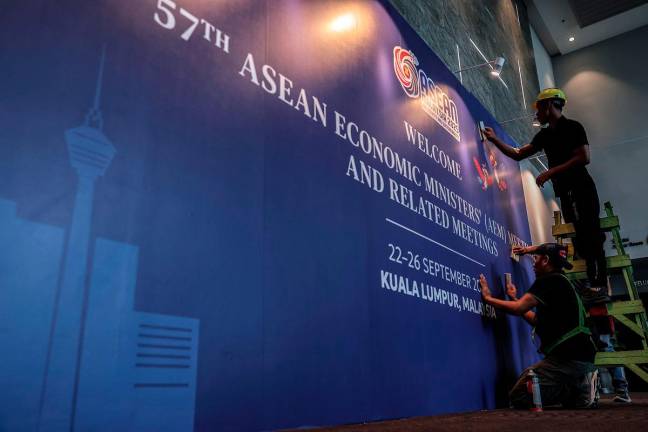 Persiapan akhir sedang giat dijalankan bagi Mesyuarat Menteri-Menteri Ekonomi ASEAN (AEM) ke-57 dan mesyuarat berkaitan yang akan bermula esok di Pusat Pameran dan Perdagangan Antarabangsa Malaysia (MITEC). - Bernama